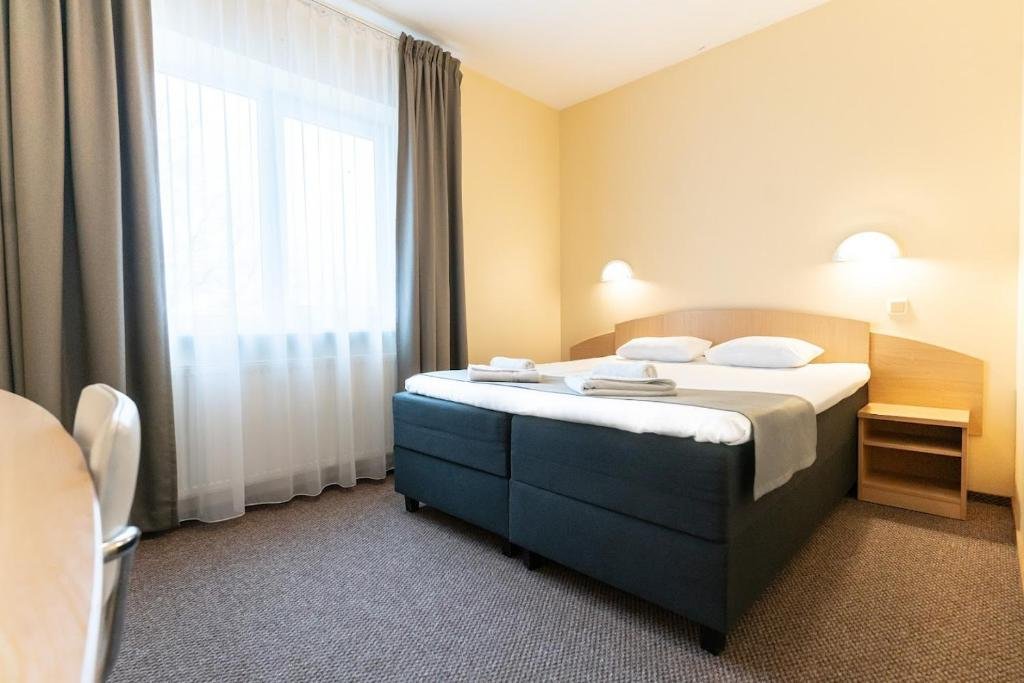 ARIBĖ Hotel Klaipėda - twin room with large window