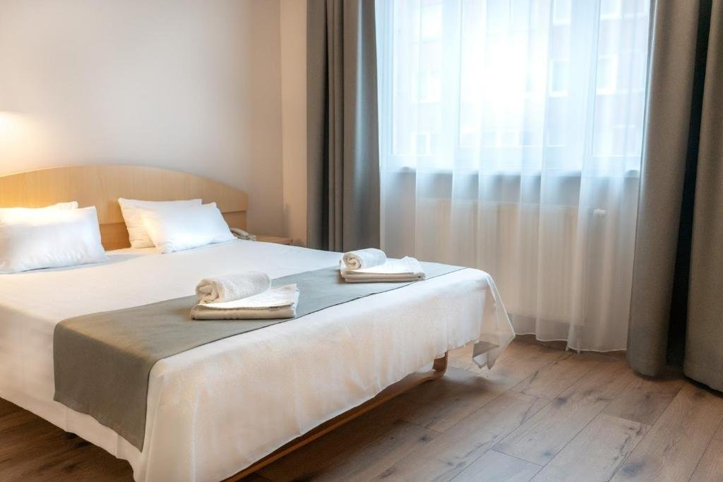 ARIBĖ Hotel Klaipėda - hotel room with double bed