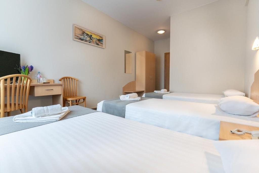 ARIBĖ Hotel Klaipėda - family room with several beds